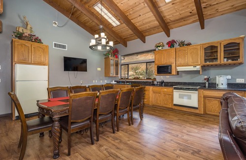 Coarsegold House | Yosemite Rustic Oasis Sleeps 30, Spacious, and Easy to Find