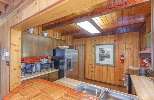 Mariposa Cabin | Yosemite vacation rental 30 minutes from Yosemite Valley's main gate.