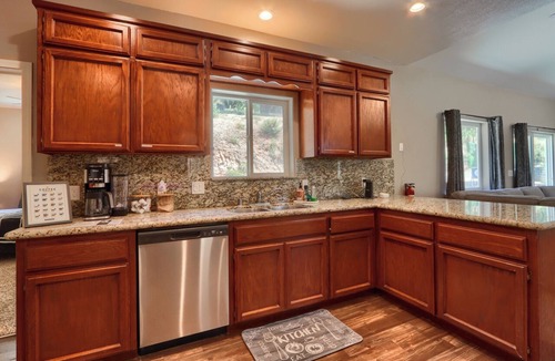 Ahwahnee Villa | Yosemite Villa Near Bass Lake, Oakhurst, Mariposa with HotTub, Games, EV Charger