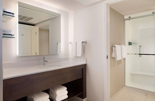 Raisin Hotel | Your Fresno Escape! 2 Modern Units, Full Kitchen, Outdoor Pool, Pets Allowed!