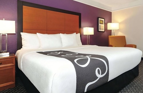 Guasti Hotel | Your Home Away From Home! Amazing unit w/Pool access Near Toyota Arena!