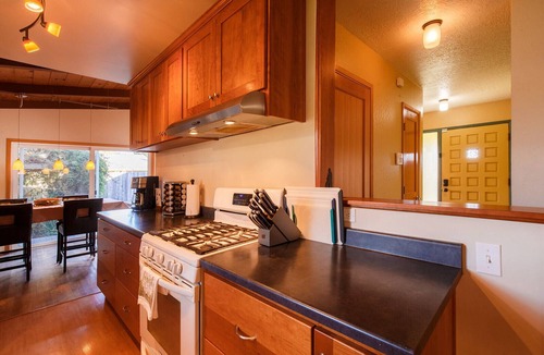 McKinleyville House | 🌲Your Home Base for Exploring the Redwoods! Pet Friendly, Complete with Hot Tub!🐾