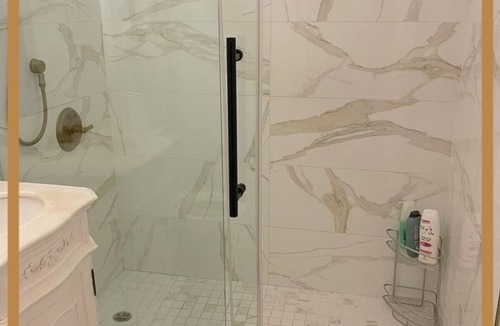 Westlake Apartment | Your Queen Studio-Perfect for Two!