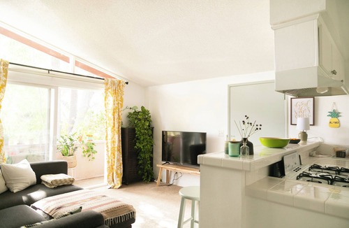 Thousand Oaks Apartment | Zen Bungalow w/King Bed, Parking, Pool, Balcony