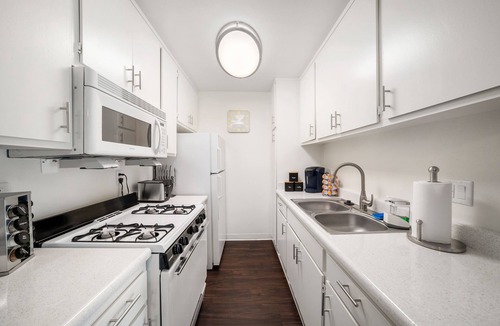 Monrovia Apartment | Zen Retreat W/♛King Bd,♥ of DT, Near Hospitals