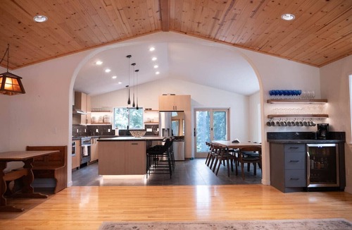 Tahoe Woods House | Zermatt - Mountain Retreat Near Beach and Skiing, HotTub