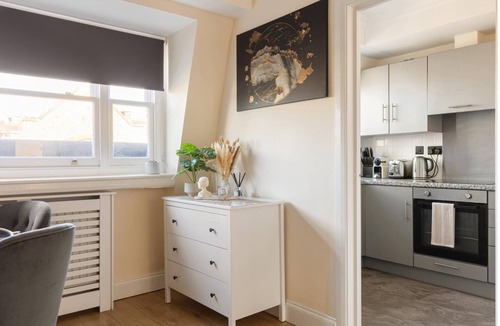 Earl's Court Apartment | Zew! Top Floor 1BR w/Balc, Earl’s Court, 2min Tube