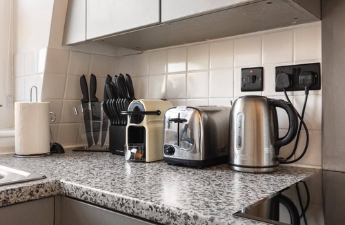 Earl's Court Apartment | Zew! Top Floor 1BR w/Balc, Earl’s Court, 2min Tube