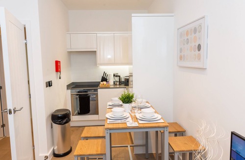 St Albans Apartment | Ziggurat-Close to London-Luton Airport-St Albans Train station-HarryPotter World