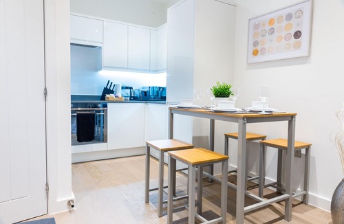 St Albans Apartment | Ziggurat-Close to London-Luton Airport-St Albans Train station-HarryPotter World