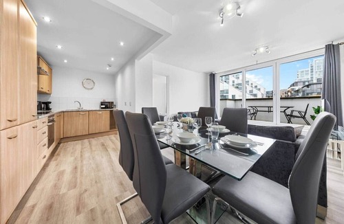 Thamesfield Apartment | Zone 2 Serviced apartment by the River Thames