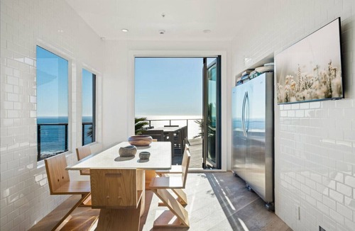 Western Malibu House | Zuma Beach View Estate with Cedar Soaking Tub