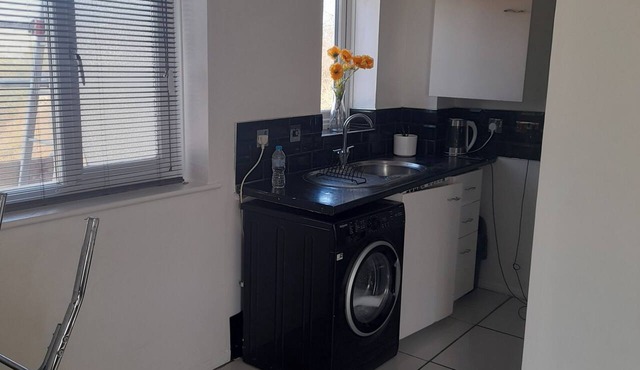 1 Bed Flat - Sleeps 2 - Parking - Wifi