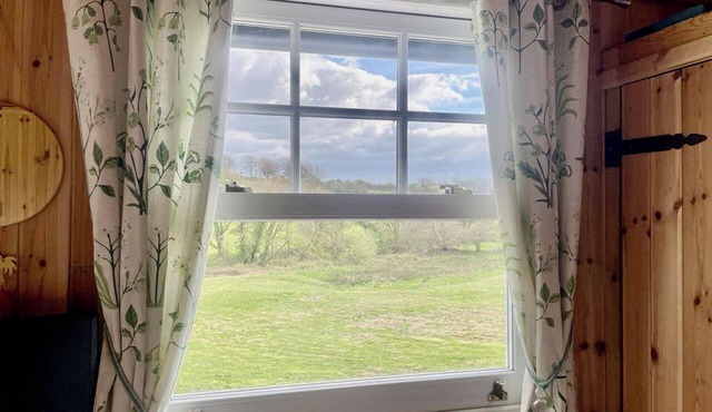 1 Bedroom Cabin Sleeps 2, Private Garden, Wifi