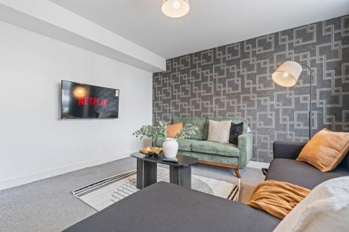 #128 Large Coleshill House - Sleeps 9 Close to NEC and Birmingham Airport - Free Parking
