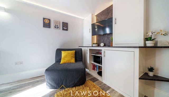 1BR Apartment | Walk to Shops & Castle