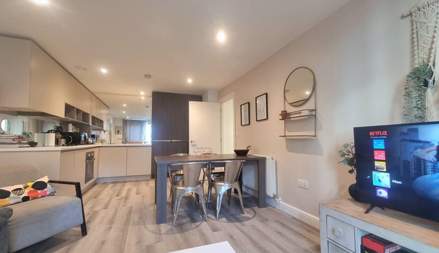 2-bed 2-bath Greenwich Apartment with balcony & lift