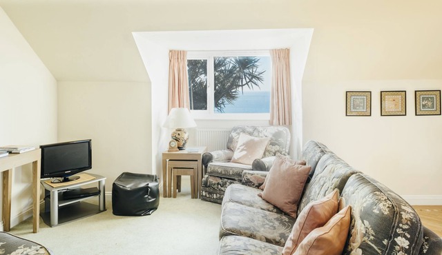 2 Bedroom Apartment With Sea Views & Parking Very Close to Beach