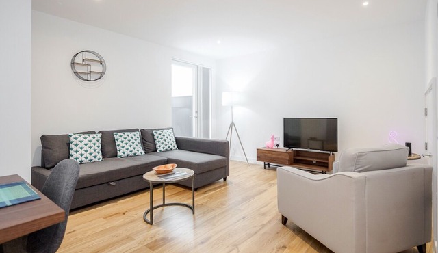 2 BR/ 2BA King's Cross station