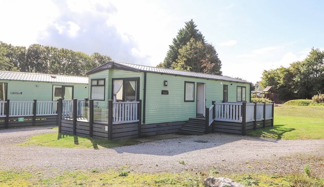29 LAKES VIEW, pet friendly, character holiday cottage in Carnforth