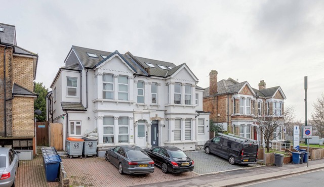 2BR Modern Flat - 15 Min to Central London - Free Parking