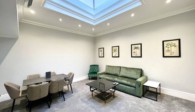 3 bed/3 Bath Brand New Flat, Patio, Sky TV, AC