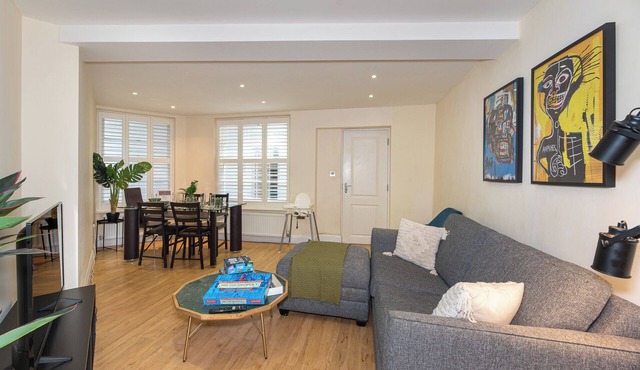3-Bedroom Pimlico flat with mini garden/terrace near Westminster & Victoria