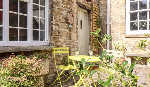3 GEORGE YARD, character holiday cottage, with open fire in Burford