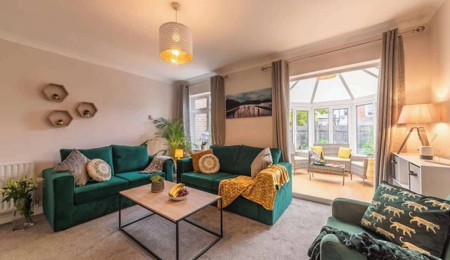 3BR Luxury Chic Spacious House w/Parking -Sleeps 7