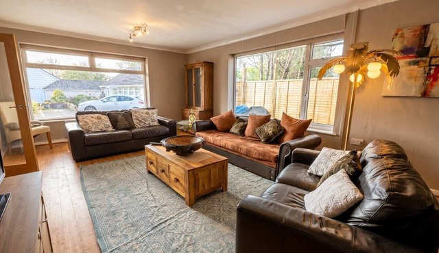 4-Bed Bungalow Sleeps 8 · Parking & Garden · Near Bath & Wells