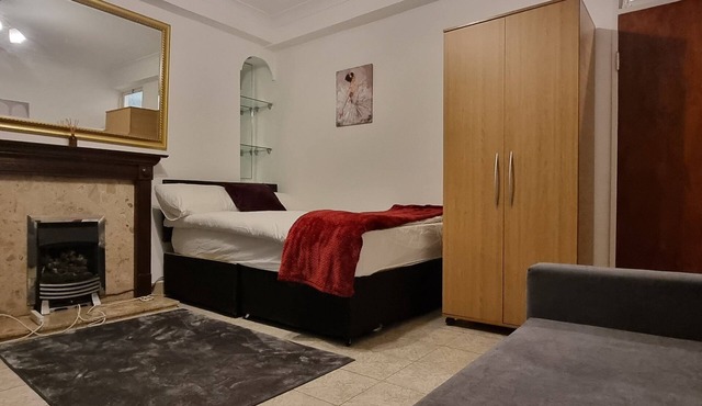 4 Bed Flat - Sleeps 12 - Pets - Wifi