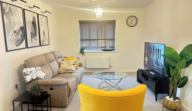 4 Bed House - Sleeps 7 - Pets - Parking - Wifi
