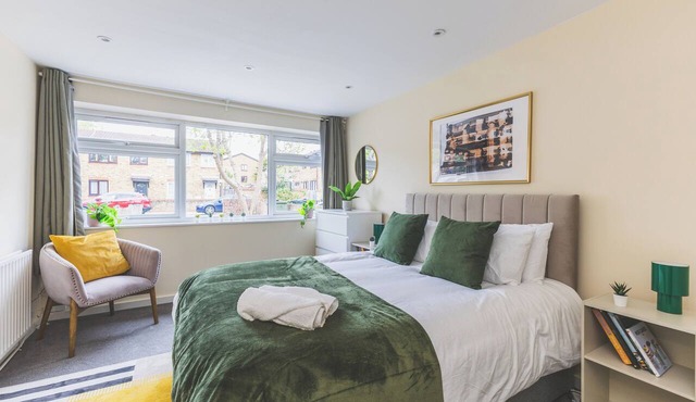 4 Bed Property Clapham - Free Parking - Near Central London