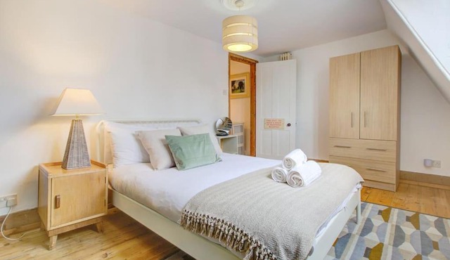 4 Bedroom Serviced Apartments, Tower Bridge & Aldgate, Sleeps 10