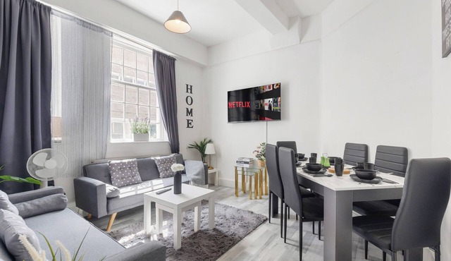 4 Bedroom Townhouse – Perfect for Groups & Families, Close to Tower Bridge!
