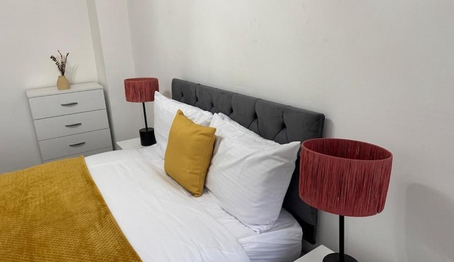 4 Beds House for Families & Contractors with Free Parking