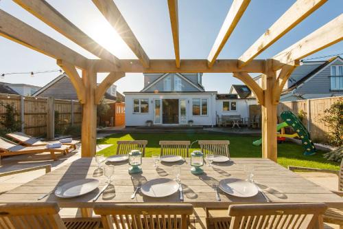 4BR Beach House sleeps 10 - 5 mins walk to the Sea