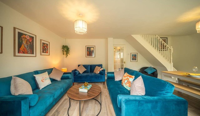 5 BD 3 bath 3 Car Drive Large Garden Pet Friendly