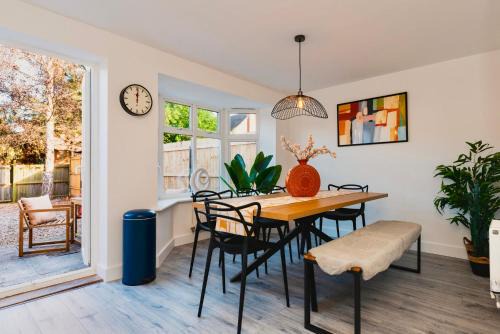 5 Bed House Sleeps 9 Parking Garden Pet Friendly in Sileby
