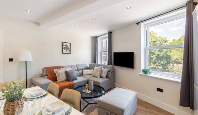 Apartment near Kew Gardens with Kitchen