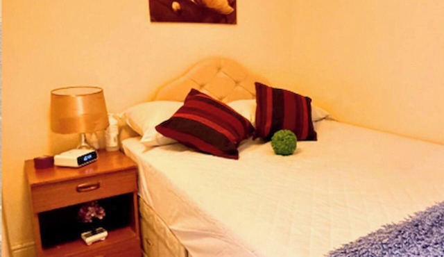 Apartment Sleeps 6 with in Kilburn Lane