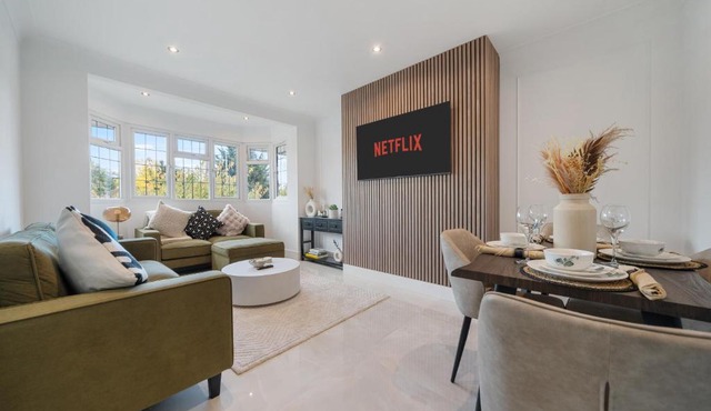Award winning 2026 Stunning Modern 2 Bedroom Apartment in Mill Hill next to Train Station!