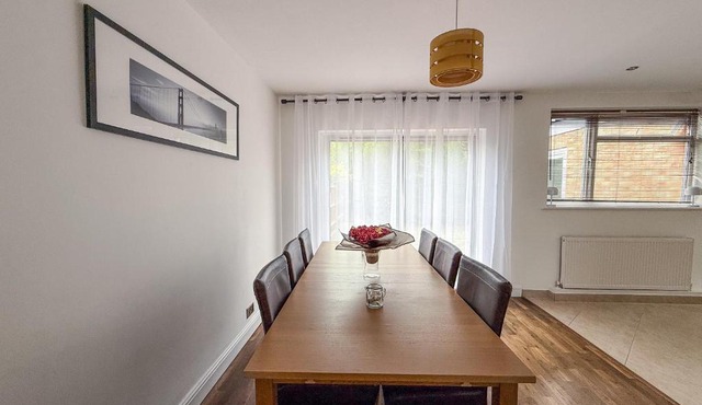 Bassetts House - Spacious! - Sleeps 7 - Close to PRUH Hospital - Free Parking