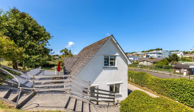 BAYWATCH SANDS, pet friendly, country holiday cottage in Polzeath