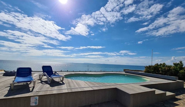 Beachfront Retreat| Panoramic Sea View| Spa tub Pool Sauna Fire| Sleeps up to 22