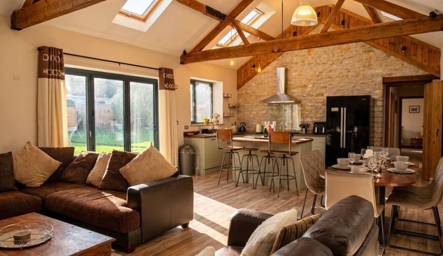 Beamed Barn for 8 with Sunny Garden · Dog-Friendly · Midsomer Norton