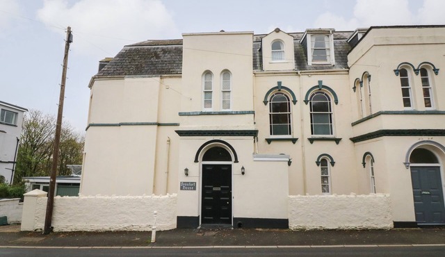 BEAUFORT HOUSE, pet friendly, character holiday cottage in Ilfracombe