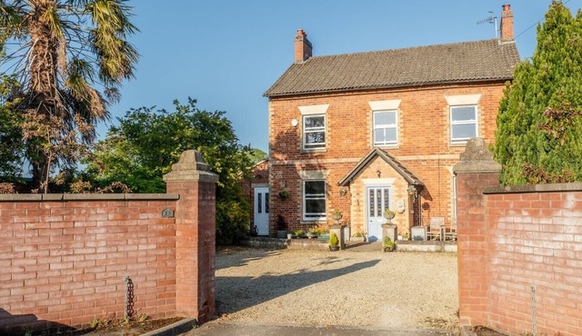 Beautiful 5-Bedroom Home Near Stroud