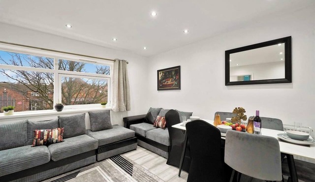 Belvedere 4-Bed Apt, Sleeps 9 with Parking