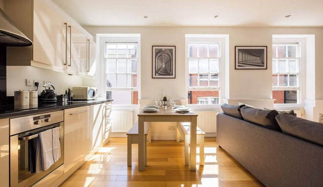 Bloomsbury Gem: City Views & Modern Comfort